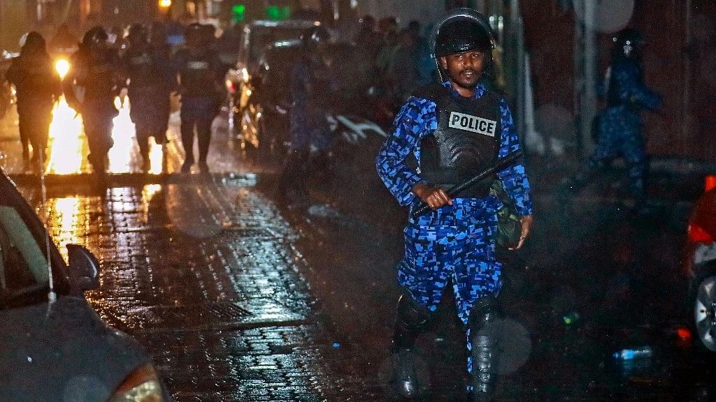 मालदीव में  लागू आपातकाल के दौरान सड़कों पर गश्त करती पुलिस