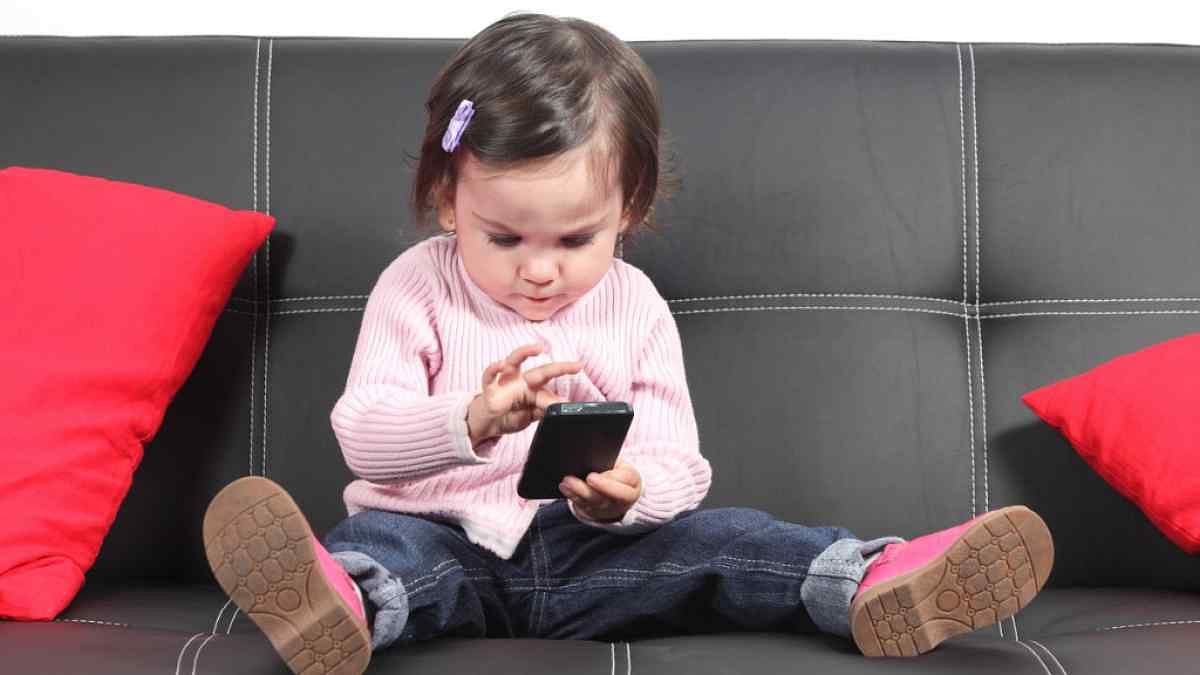 एप्पल के दो बड़े निवेशकों ने आईफोन निर्माताओं से कहा है कि बच्चों में स्मार्टफोन एडिक्शन को लेकर कुछ कदम उठाएं.