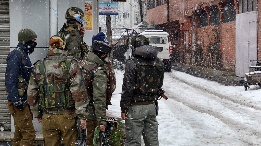 श्रीनगर में आतंकियों के साथ एनकाउंटर के दौरान सुरक्षाबल के जवान