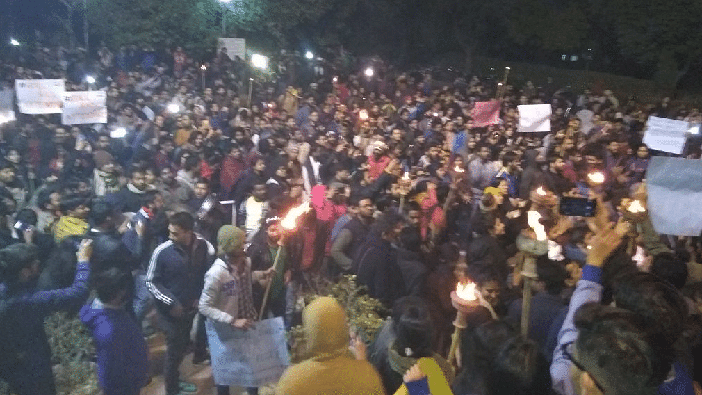 जेएनयू में पिछले कई दिनों से चल रहा है छात्रों का विरोध प्रदर्शन