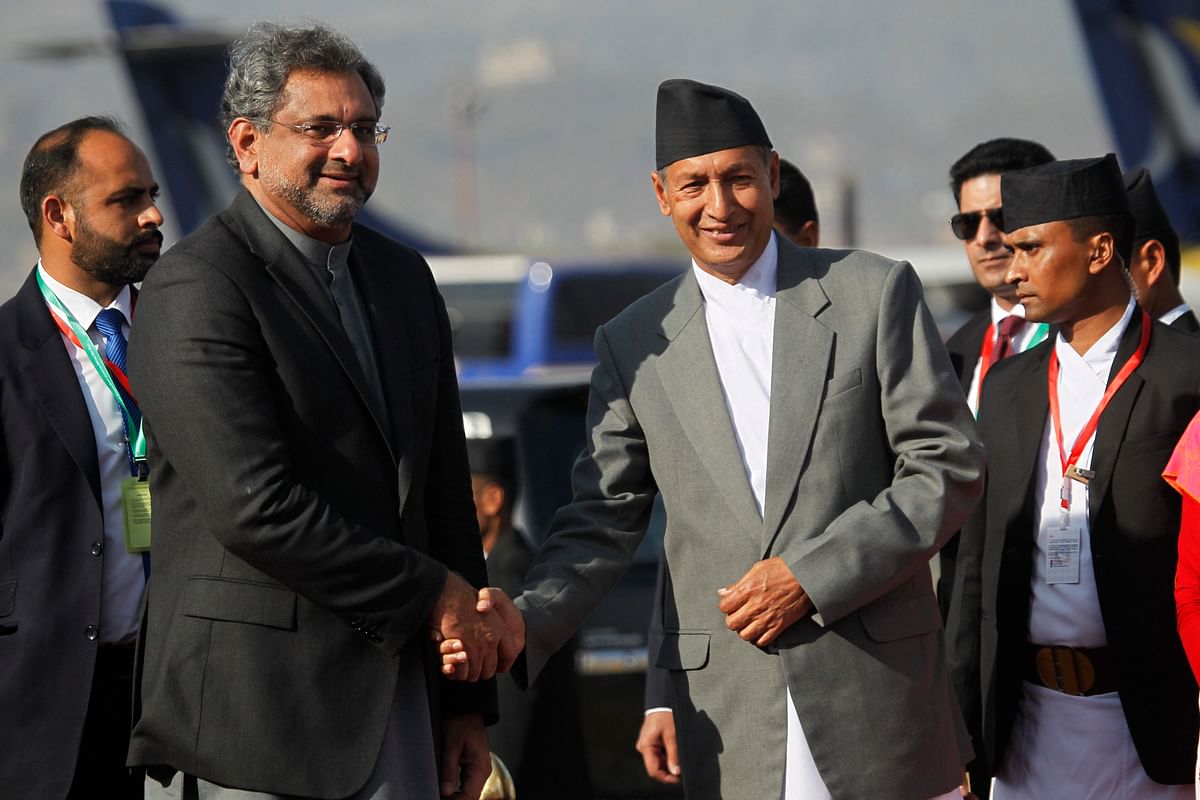पाकिस्तान के प्रधानमंत्री का नेपाल में गर्मजोशी के साथ स्वागत हुआ
