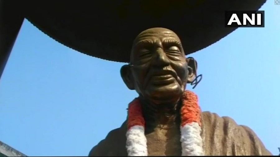 महात्मा गांधी की मूर्ति पर हमला