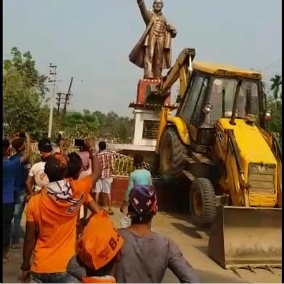 त्रिपुरा में 25 साल तक वामपंथ की सरकार थी और इसी दौरान लेनिन की मूर्ति लगाई गई थी