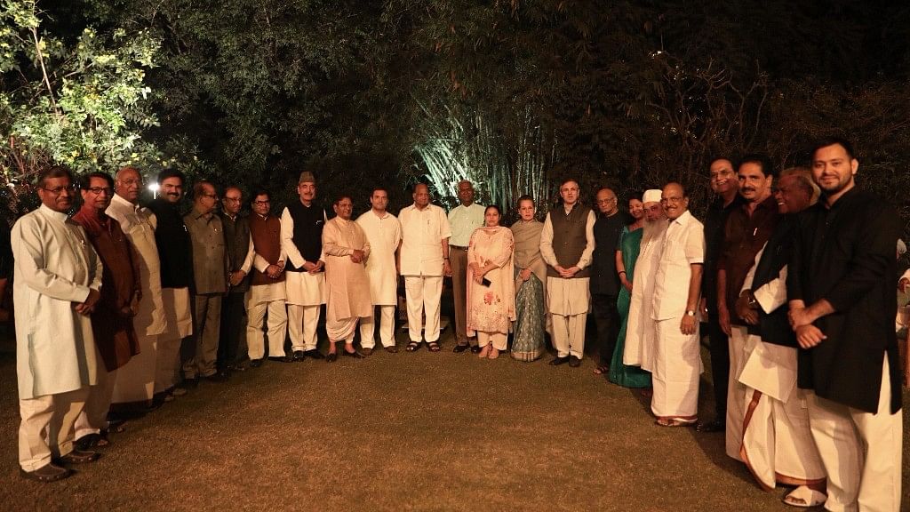 यूपीए अध्यक्ष सोनिया गांधी के आवास पर विपक्षी नेताओं का जमावड़ा