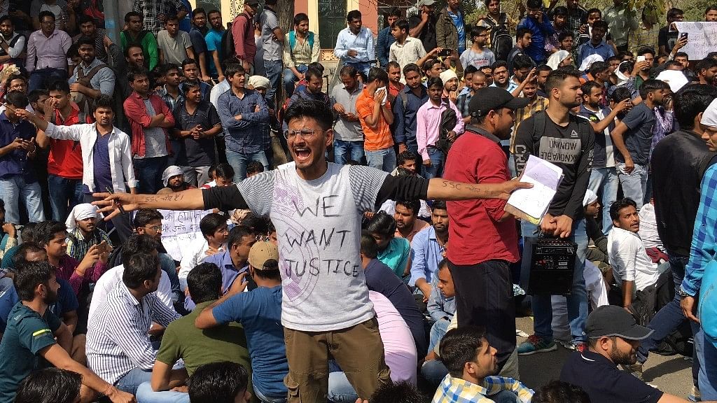 SSC परीक्षा में कथित पेपर लीक होने के खिलाफ  हजारों छात्रों प्रदर्शन कर रहे हैं.