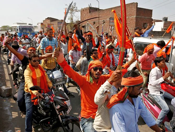 2017 के विधानसभा चुनावों के लिए बनी समिति में आदित्यनाथ का नाम नहीं होने पर हिन्दू युवा वाहिनी ने बीजेपी के खिलाफ प्रत्याशी खड़ा करने तक का ऐलान कर दिया था
