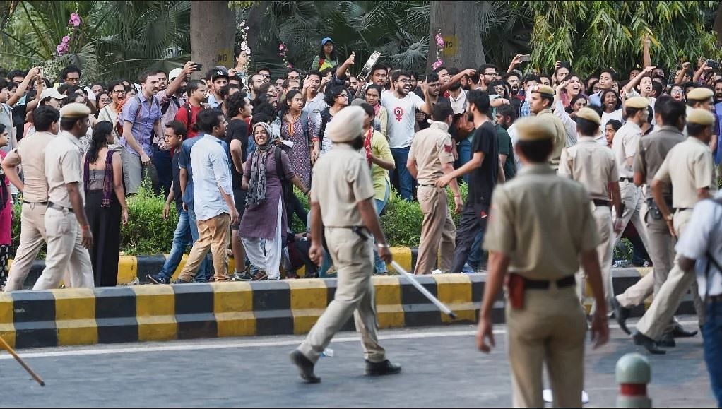 जेएनयू के स्टूडेंट के प्रदर्शन को रोकने के लिए दिल्ली पुलिस का लाठी चार्ज