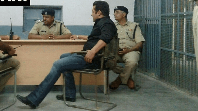 सजा सुनाए जाने के बाद हिरासत जेल अधिकारियों के साथ बैठे सलमान खान