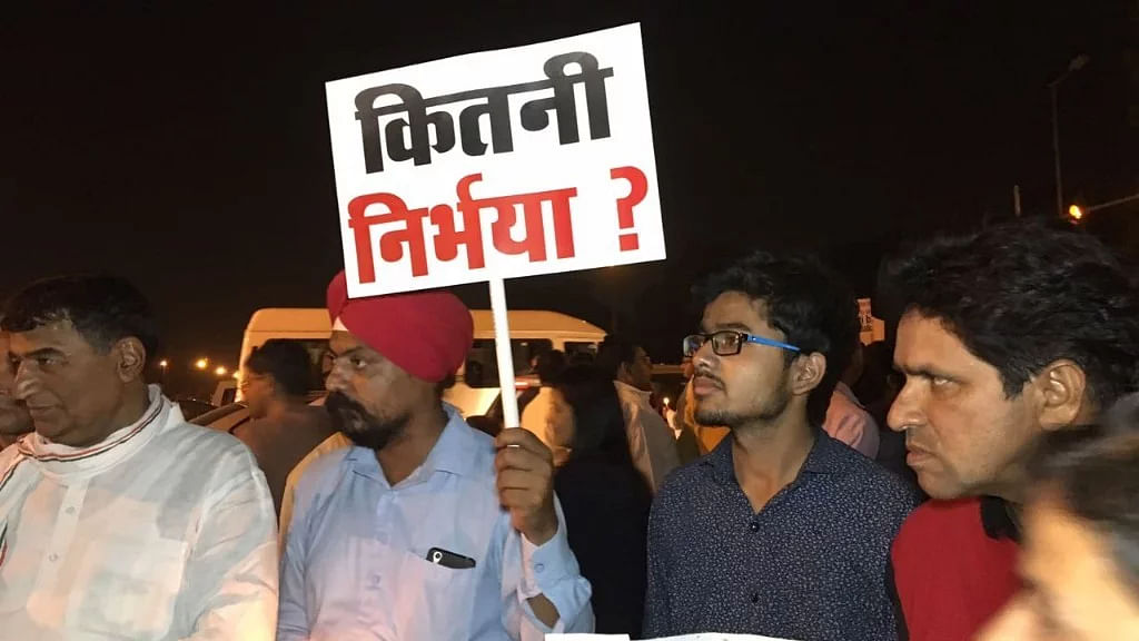 रविवार को दिल्ली, मुंबई समेत कई शहरों में लोगों ने विरोध प्रदर्शन किया