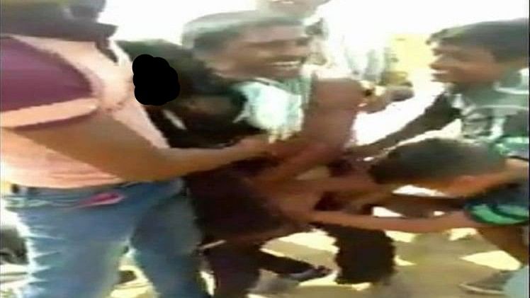 बिहार के जहानाबाद में एक लड़की के साथ छेड़छाड़ का शर्मनाक विडियो सामने आया है.