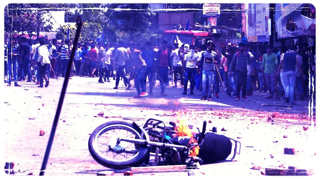 यूपी के मेरठ में प्रदर्शनकारियों ने बाइक को आग के हवाले कर दिया