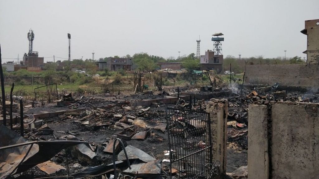 आग में जलकर राख हुए दिल्ली स्थित रोहिंग्या रिफ्यूजी कैंप