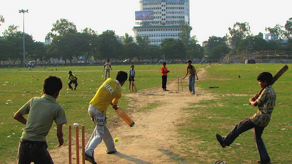 पटना के गांधी मैदान में क्रिकेट खेलते बच्चे