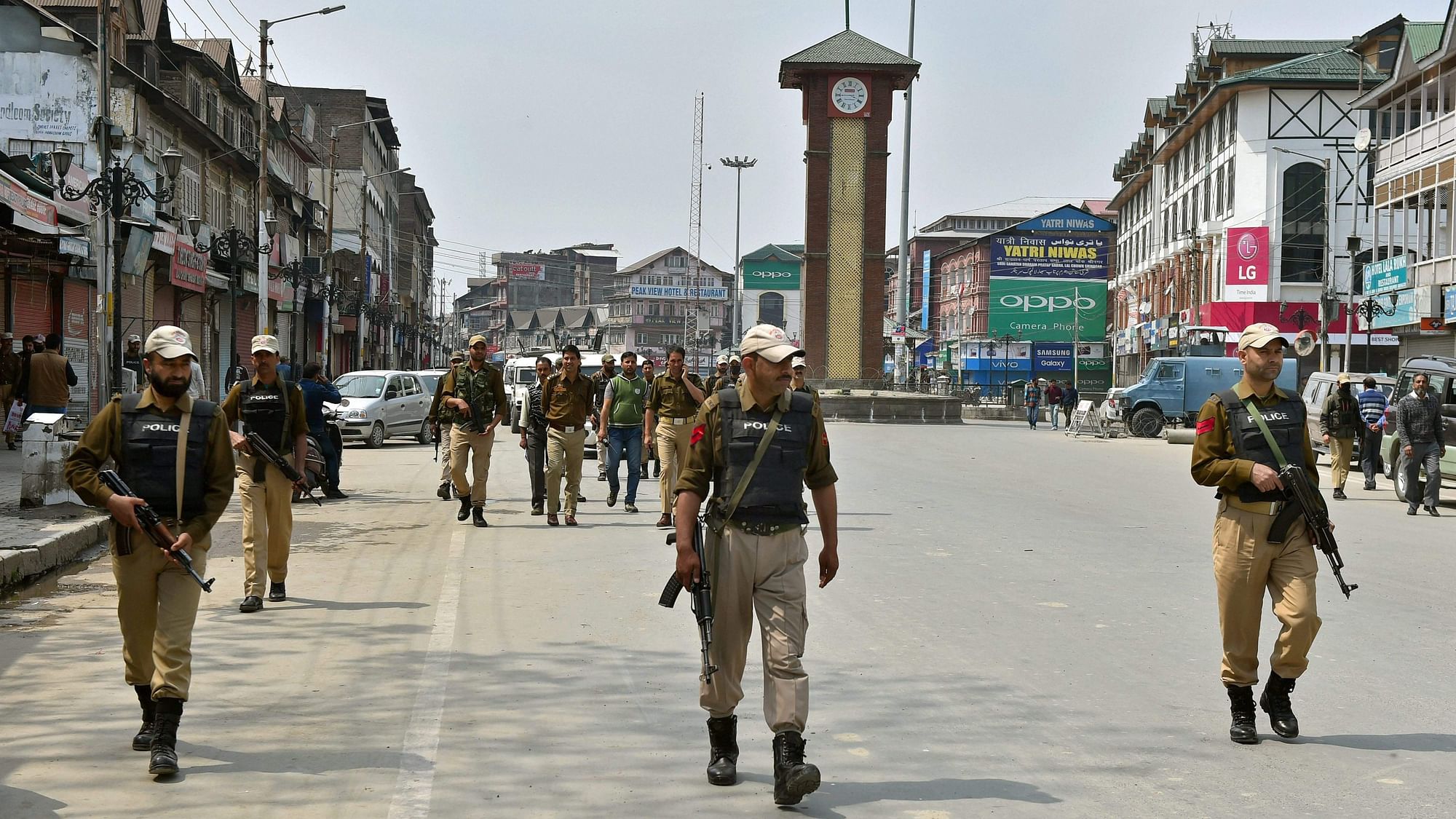 श्रीनगर के लाल चौक में गश्त लगाती पुलिस की टुकड़ी
