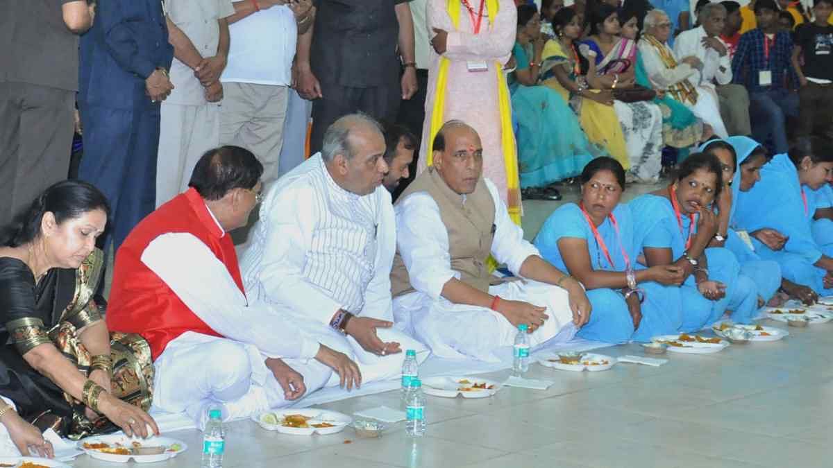 दलित परिवारों में जाकर नेताओं का ‘लंच डिनर स्टंट’ जारी है. यूपी के मंत्री भी दलित परिवार के घर खाना खाकर आ गए हैं
