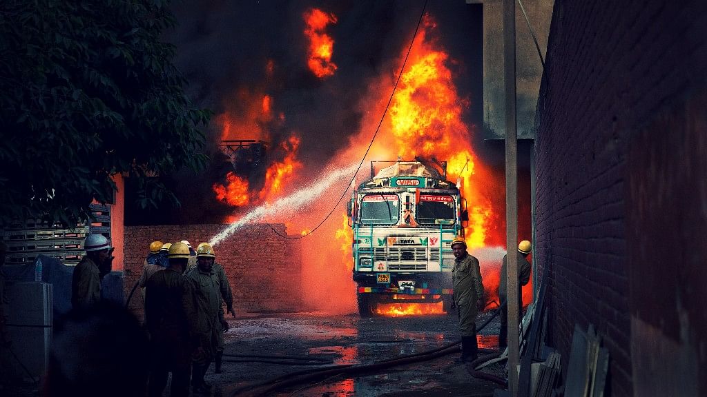 मालवीय नगर की रबड़ फैक्ट्री में लगी आग