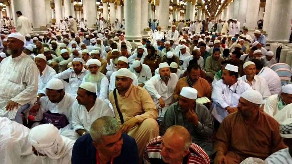 सउदी अरब के शहर मदीना के मसजिद-ए-हरम में बैठे लोग.