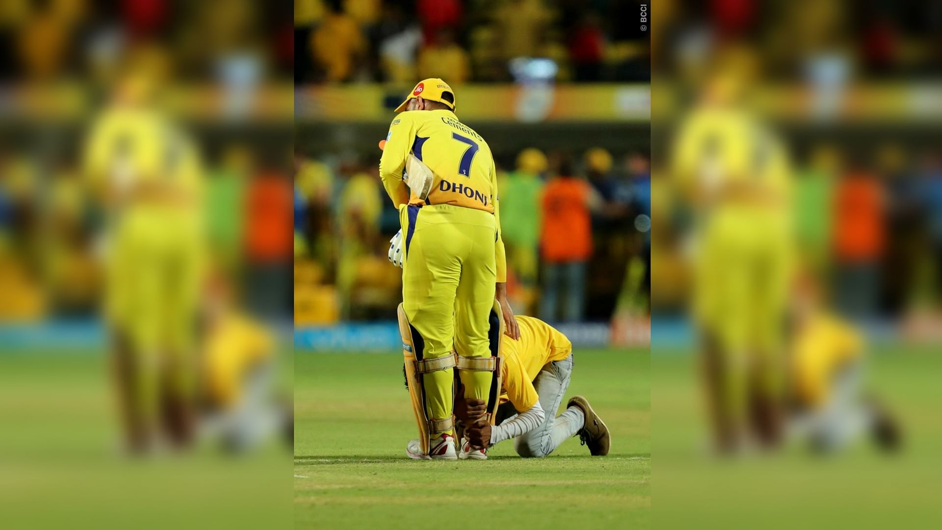 बैंगलोर के खिलाफ मैच में एक फैन ने धोनी के पैर छूए