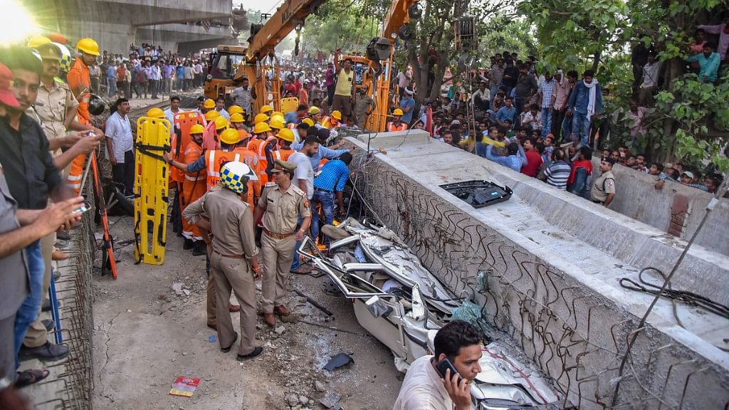 वाराणसी में फ्लाइओवर गिरने से हादसा, 18 लोगों की मौत