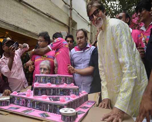 अमिताभ ने सोशल मीडिया पर केक काटने और दीप बूझाने का विरोध जताया है 