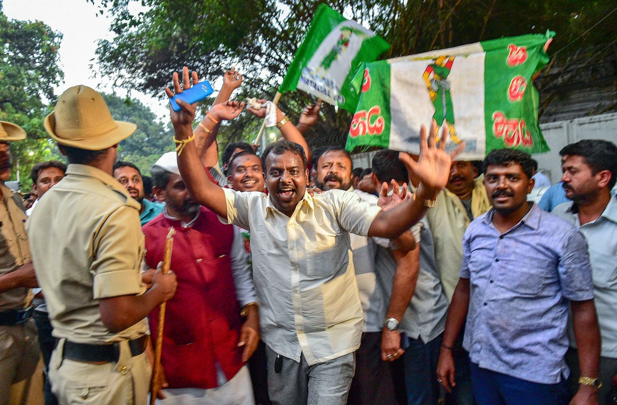 जनता दल (सेक्यूलर) की जीत पर बेंगलुरू में खुशी मनाते पार्टी समर्थक&nbsp;