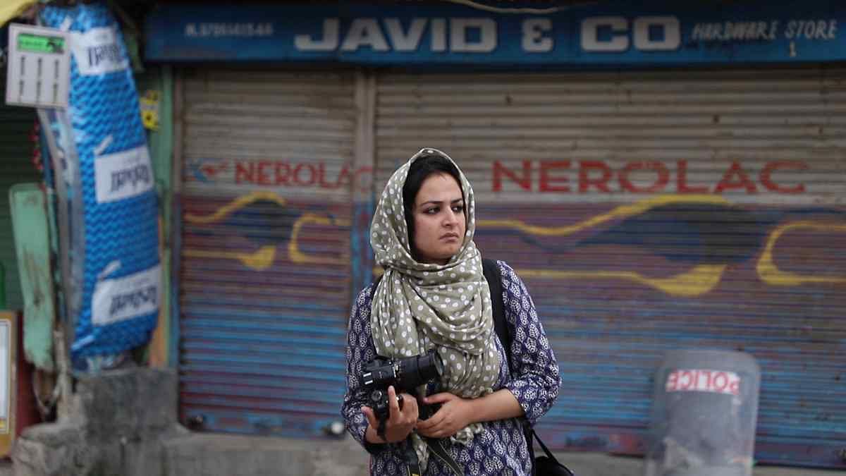 कश्मीर की दो महिला फोटोजर्नलिस्ट की दमदार कहानी