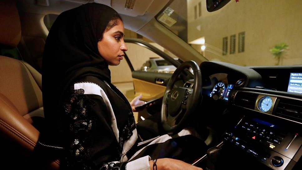 सऊदी अरब की सड़कों पर अब औरतें गाड़ी ड्राइव कर सकेंगी. 