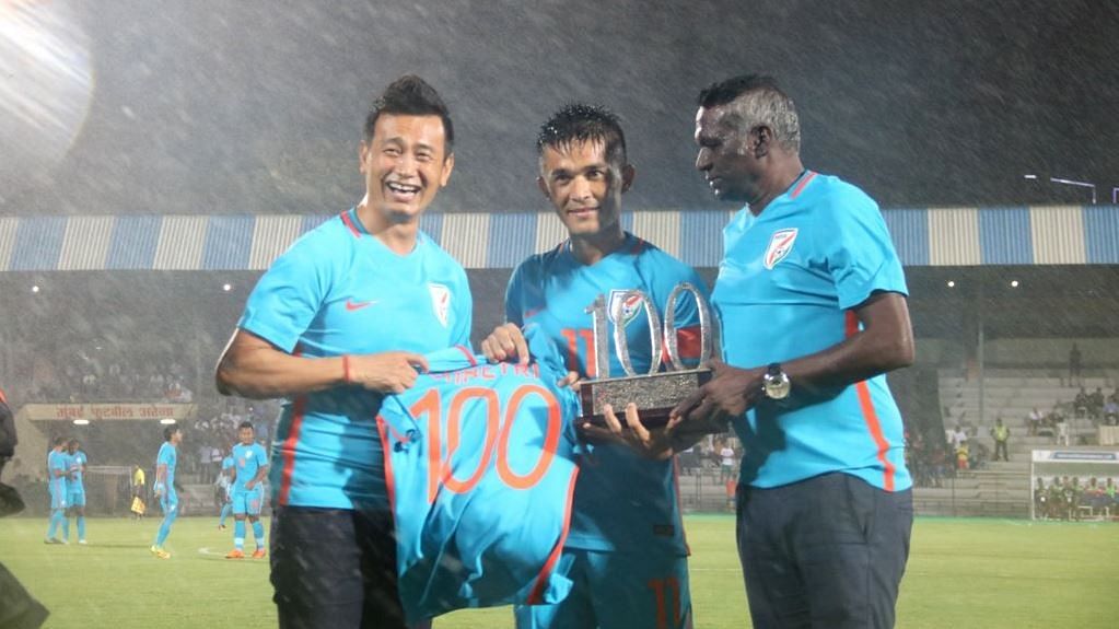 पूर्व कप्तान और स्टार फुटबॉलर रहे बाइचुंग भूटिया और आईएम विजयन ने छेत्री को सम्मानित किया.  
