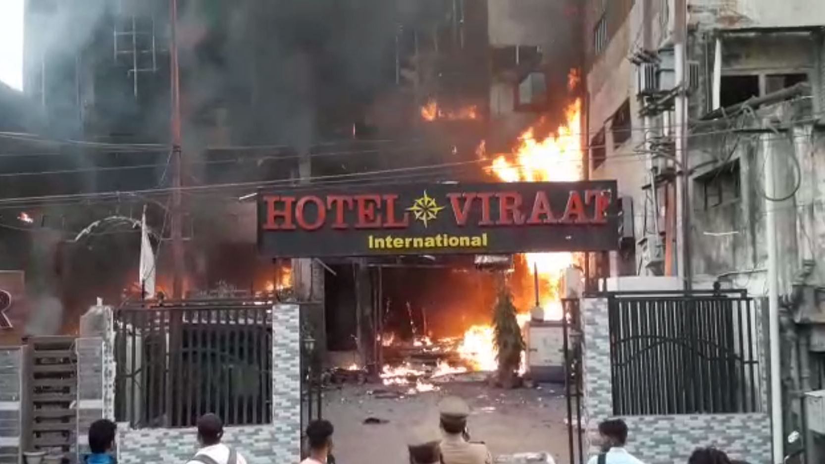 लखनऊ के विराट होटल में लगी आग