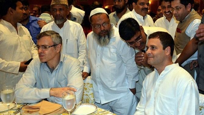 2015 में कांग्रेस की इफ्तार में राहुल गांधी के साथ उमर अबदुल्ला.&nbsp;