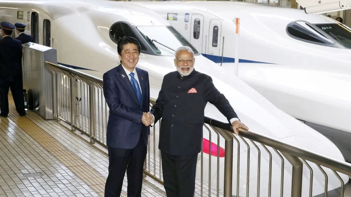 जापान में बुलेट ट्रेन के साथ जापान के पीएम शिंजे आबे और मोदी&nbsp;