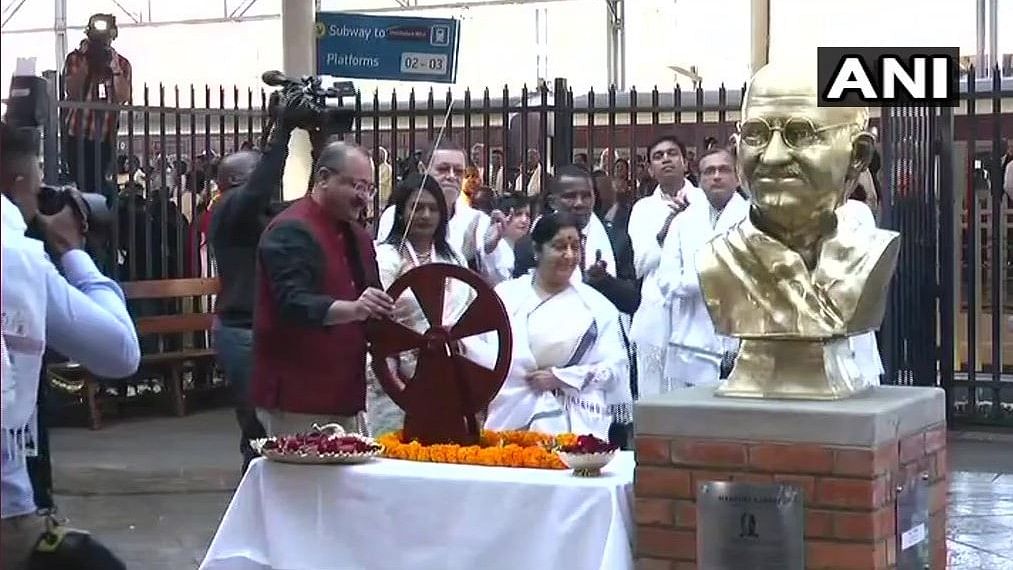 सुषमा स्वराज ने पीटरमैरिट्जबर्ग रेलवे स्टेशन पर महात्मा गांधी की एक मूर्ति का अनावरण किया.
