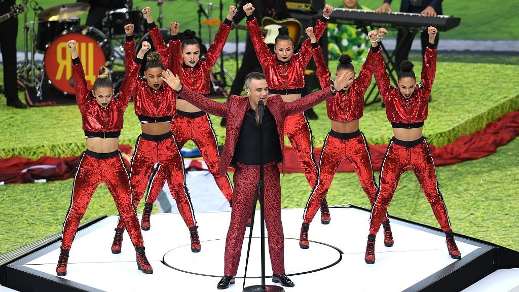 FIFA 2018 Opening ceremony में परफॉर्म करते हुए सिंगर रॉबी विलियम्स