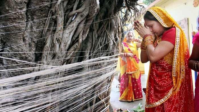 महिलाएं अपने सुहाग की रक्षा के लिए वटवृक्ष की पूजा करती हैं और व्रत रखती हैं.