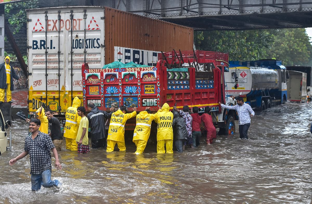 मुंबई के तमाम इलाकों में मूसलाधार बारिश का कहर