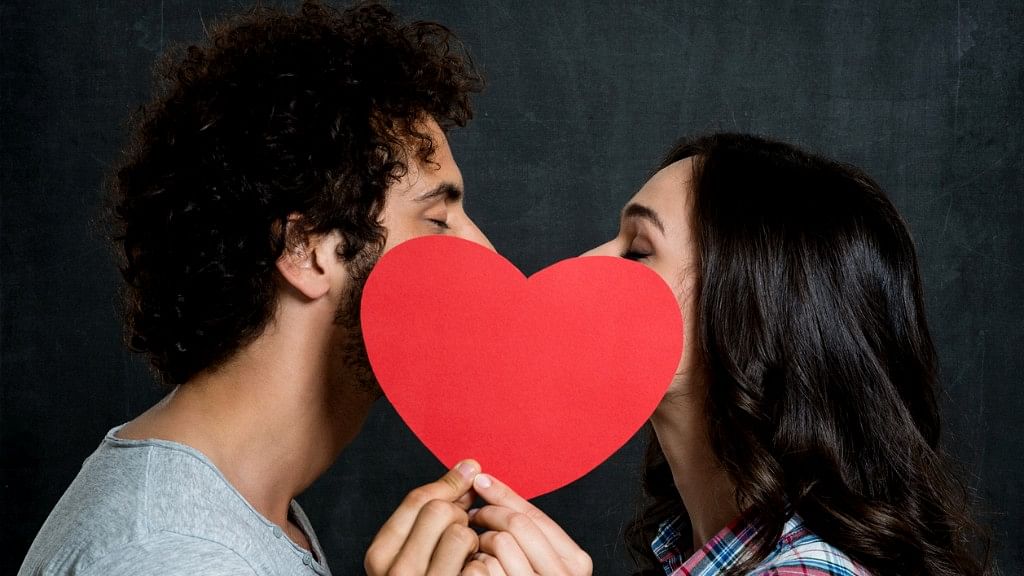 Happy Kiss Day Wishes: इस दिन प्रेमी जोड़े एक दूसरे को प्यार से किस करते हैं.