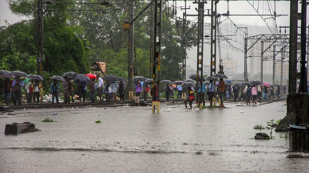 भारी बारिश की वजह से मुंबई वालों का हुआ बुरा हाल