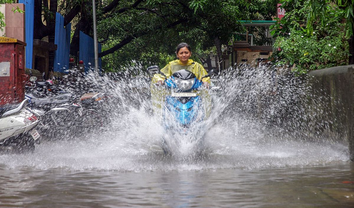 मुंबई के तमाम इलाकों में मूसलाधार बारिश का कहर