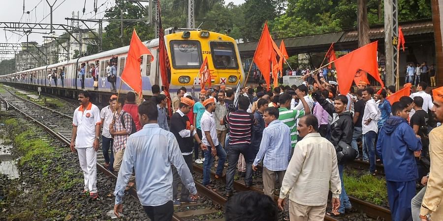 महाराष्ट्र के ठाणे में 25 जुलाई को मराठा क्रांति मोर्चा के आंदोलनकारियों ने ट्रेन रोककर प्रदर्शन किया