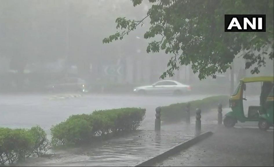 देखिए.. दिल्ली, कोलकाता, भोपाल, अगरतला में बारिश के दौरान का मंजर