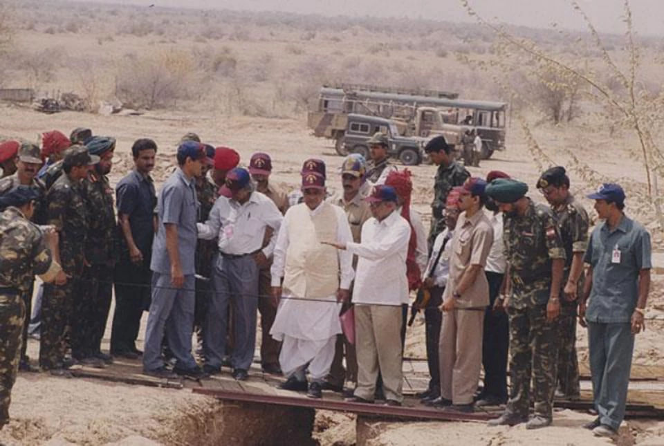  1996 में सरकार बदली अटल बिहारी वाजपेयी ने पहली बार देश की गद्दी संभाली और परमाणु परीक्षण का राजनीतिक फैसला किया