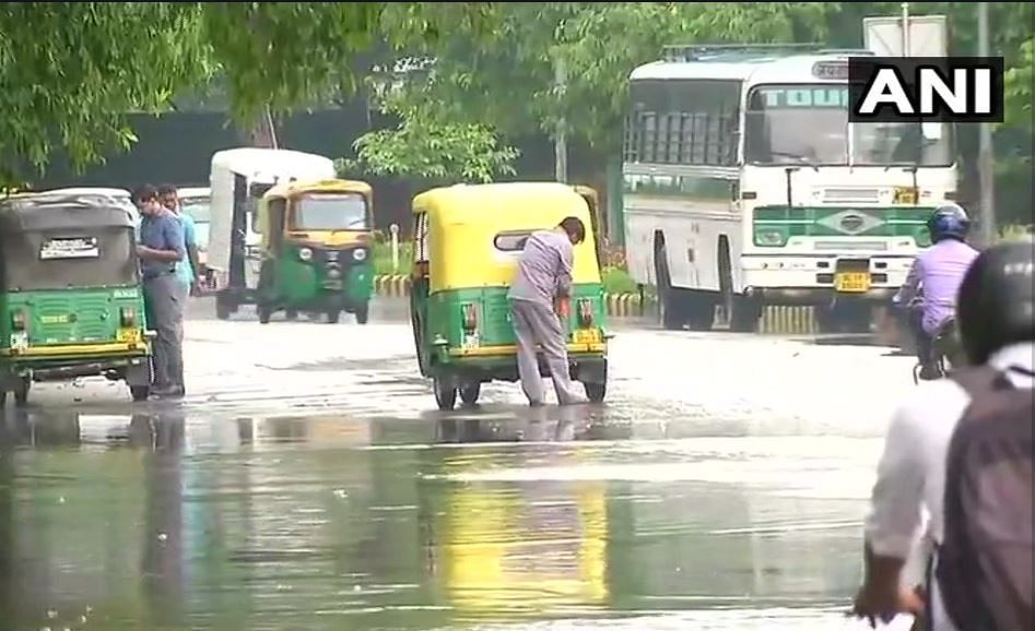 देखिए.. दिल्ली, कोलकाता, भोपाल, अगरतला में बारिश के दौरान का मंजर
