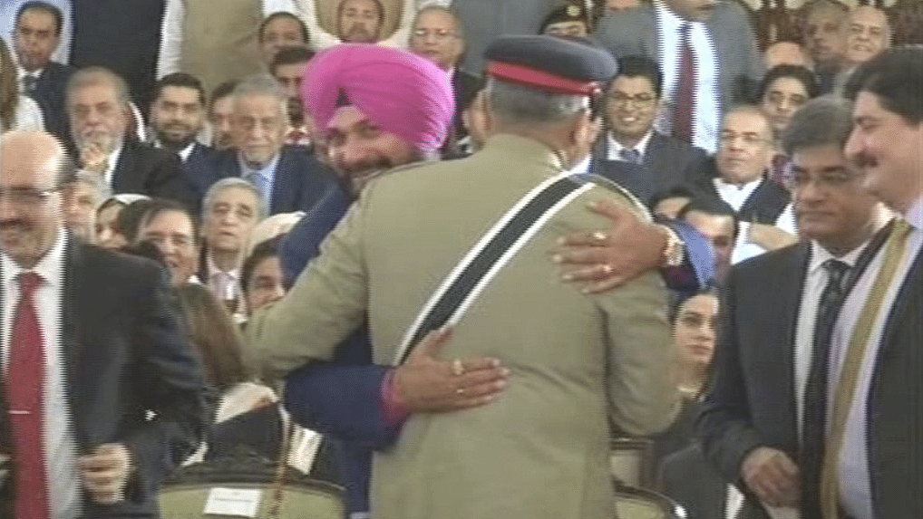 पाकिस्तान आर्मी चीफ से गले मिलते नवजोत सिंह सिद्धू