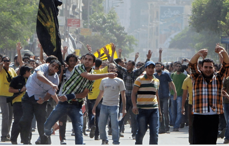 मिस्र में मोरसी के खिलाफ प्रदर्शन करते मुस्लिम ब्रदरहुड के समर्थक&nbsp;