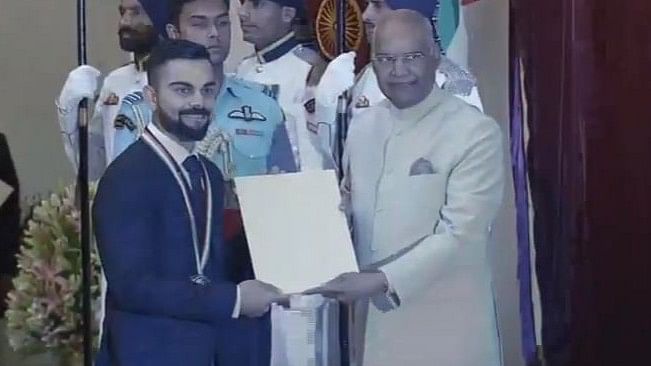 राष्ट्रपति रामनाथ कोविंद ने विराट कोहली को खेल रत्न अवॉर्ड से सम्मानित किया