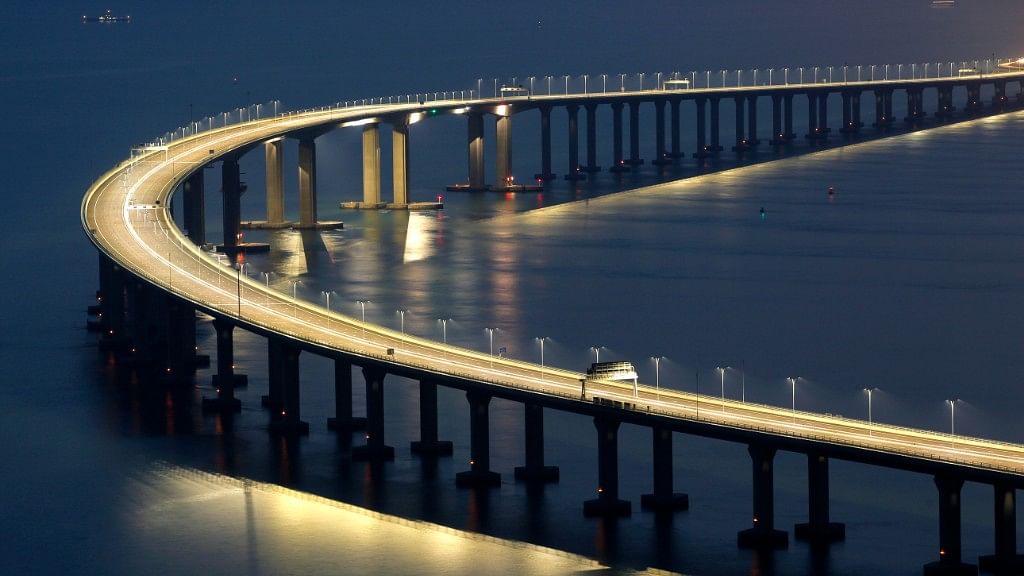 समुद्र पर बना दुनिया का सबसे लंबा ‘हांगकांग-झुहाई एंड मकाउ पुल’ <br>बनकर तैयार हो चुका है.