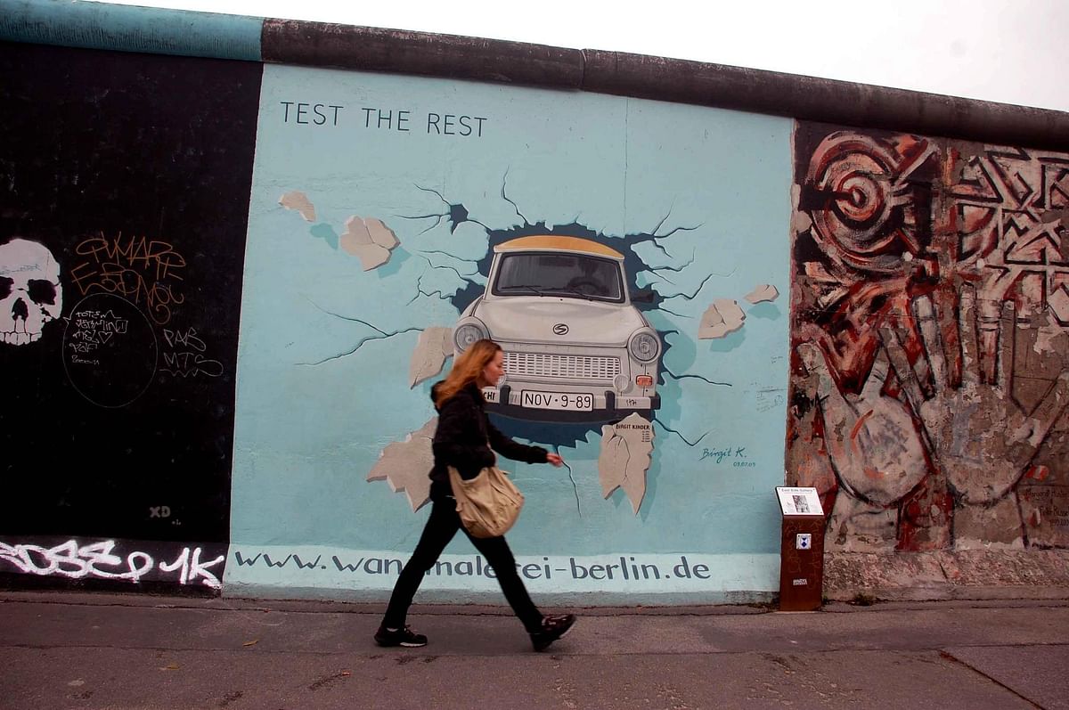  हम आपको बता रहे हैं कि आखिर क्यों बर्लिन वॉल की तुलना करतारपुर से की जा रही है और कैसे गिरी थी बर्लिन की दीवार.