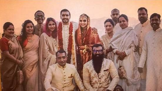 दीपिका-रणवीर शादी के बाद परिवार वालों के साथ&nbsp;