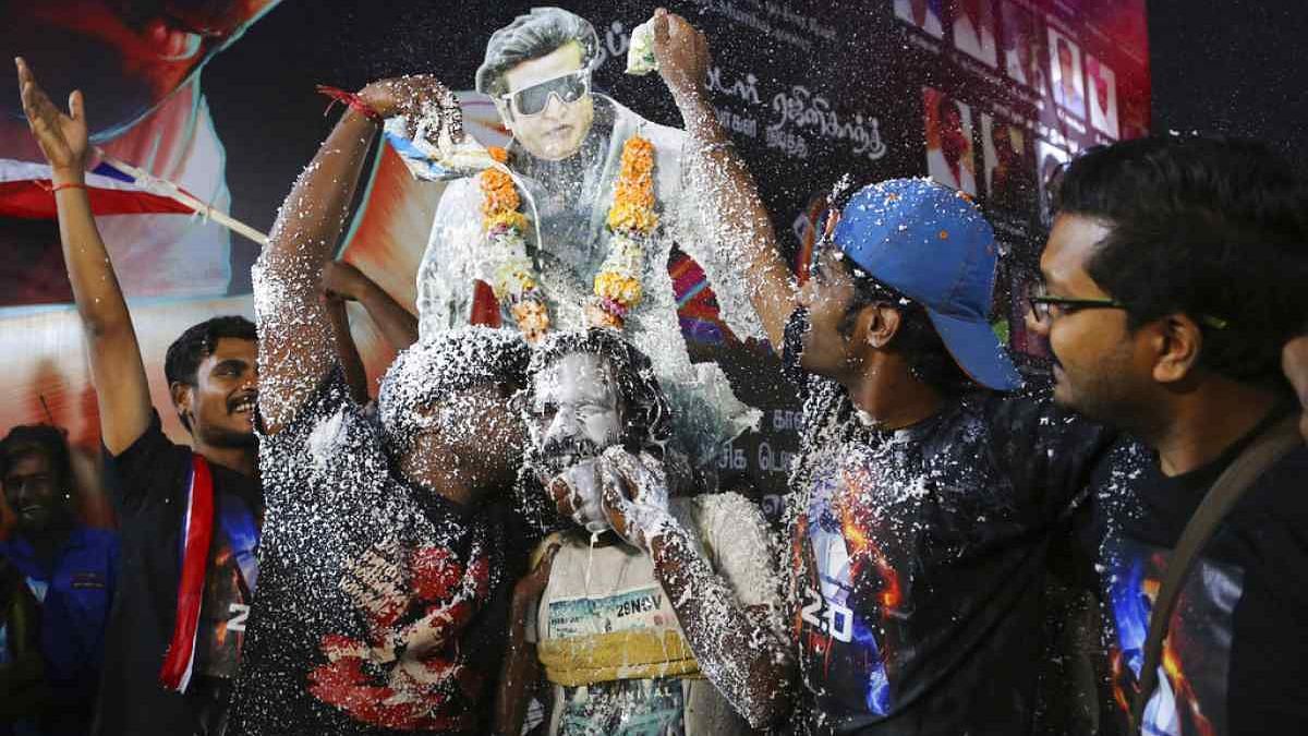 तमिल सुपरस्टार रजनीकांत के फैंस 29 नवंबर को रिलीज हुई उनकी नई फिल्म ‘2.0’ की खुशी में मुंबई में जश्न मनाते हुए.&nbsp;