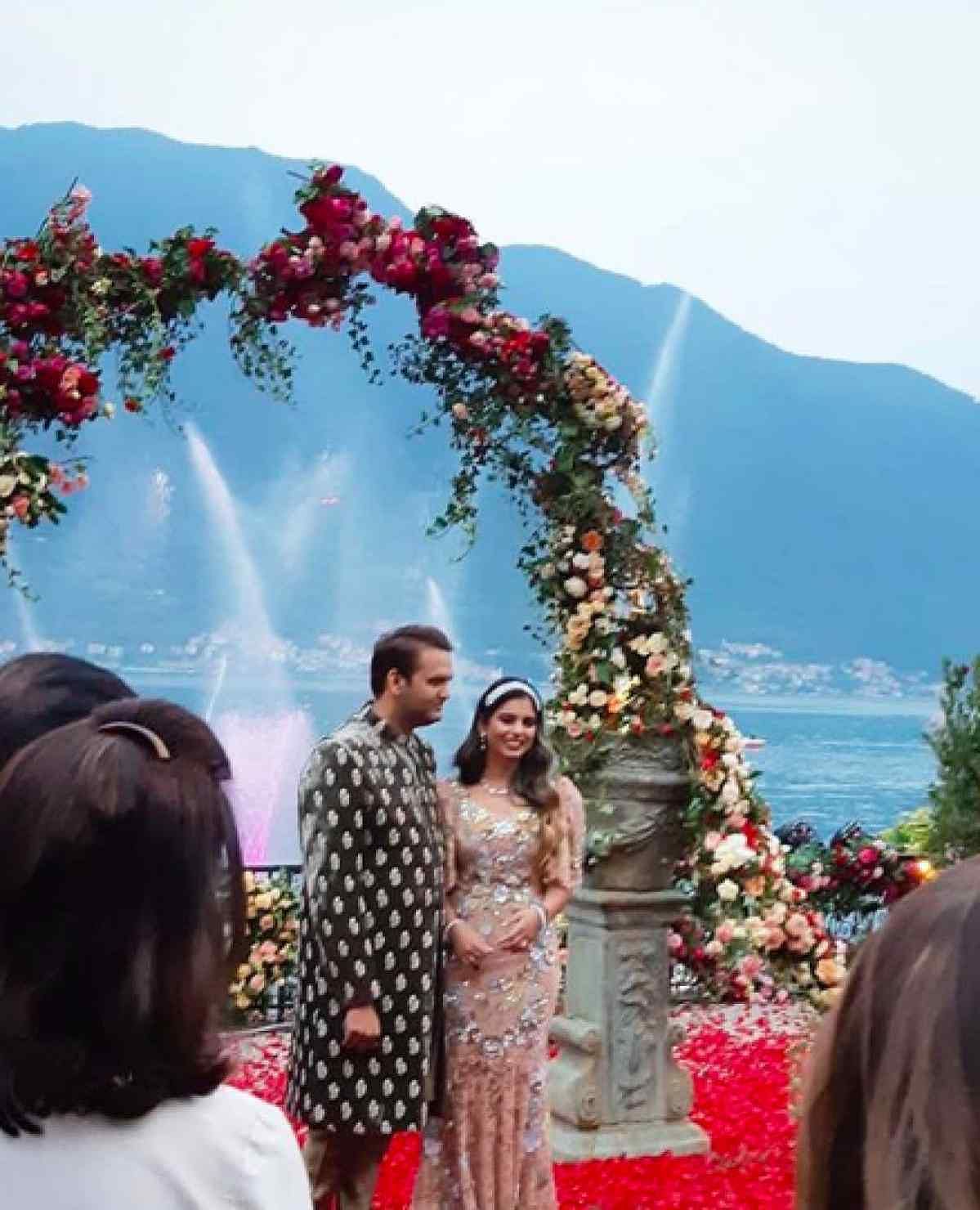 ईशा अंबानी और आनंद पीरामल 12 दिसंबर को शादी के बंधन में बंधने जा रहे हैं.